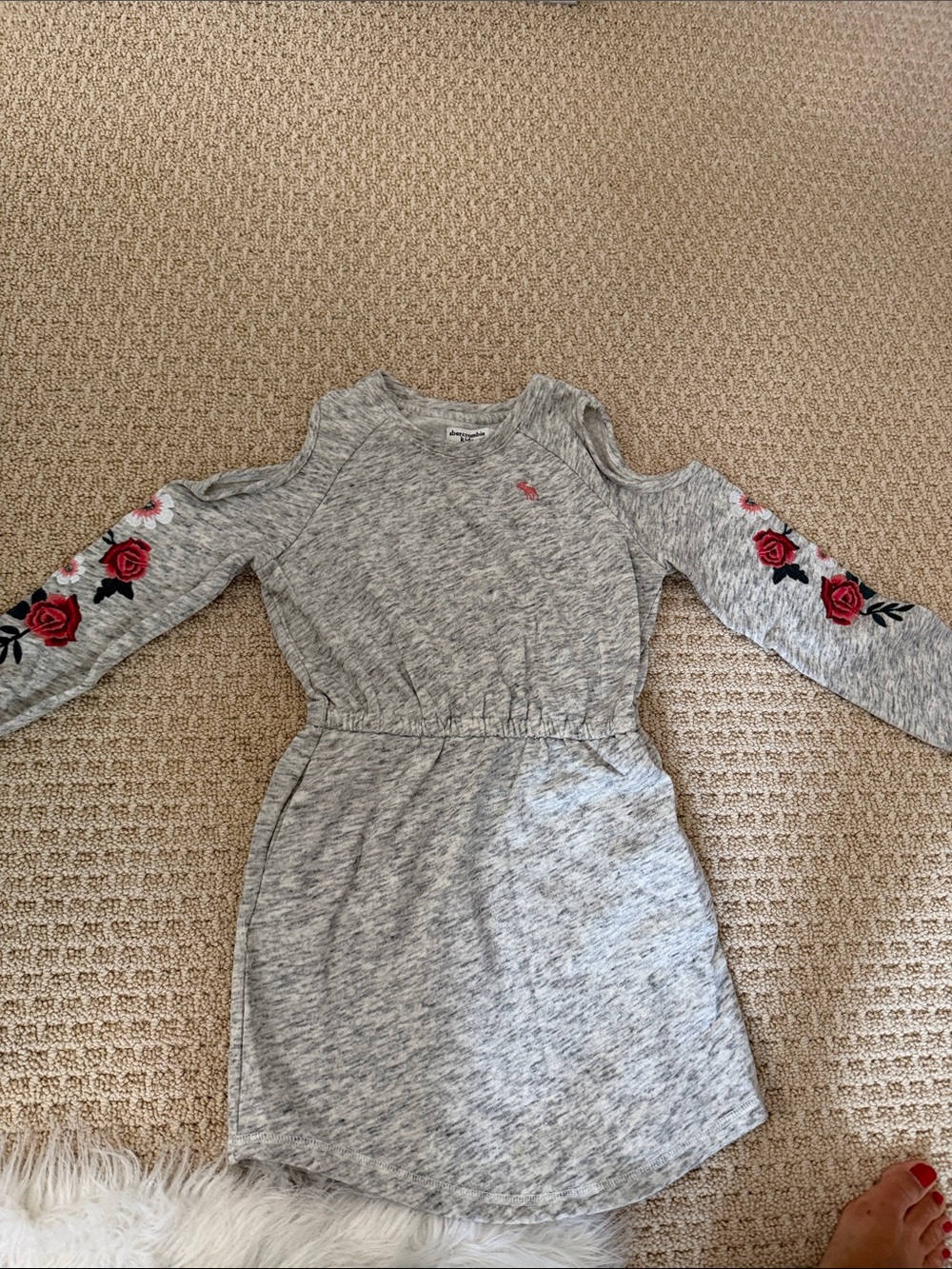 Girls' Gray Cold-Shoulder Knit Dress with Rose Embroidery